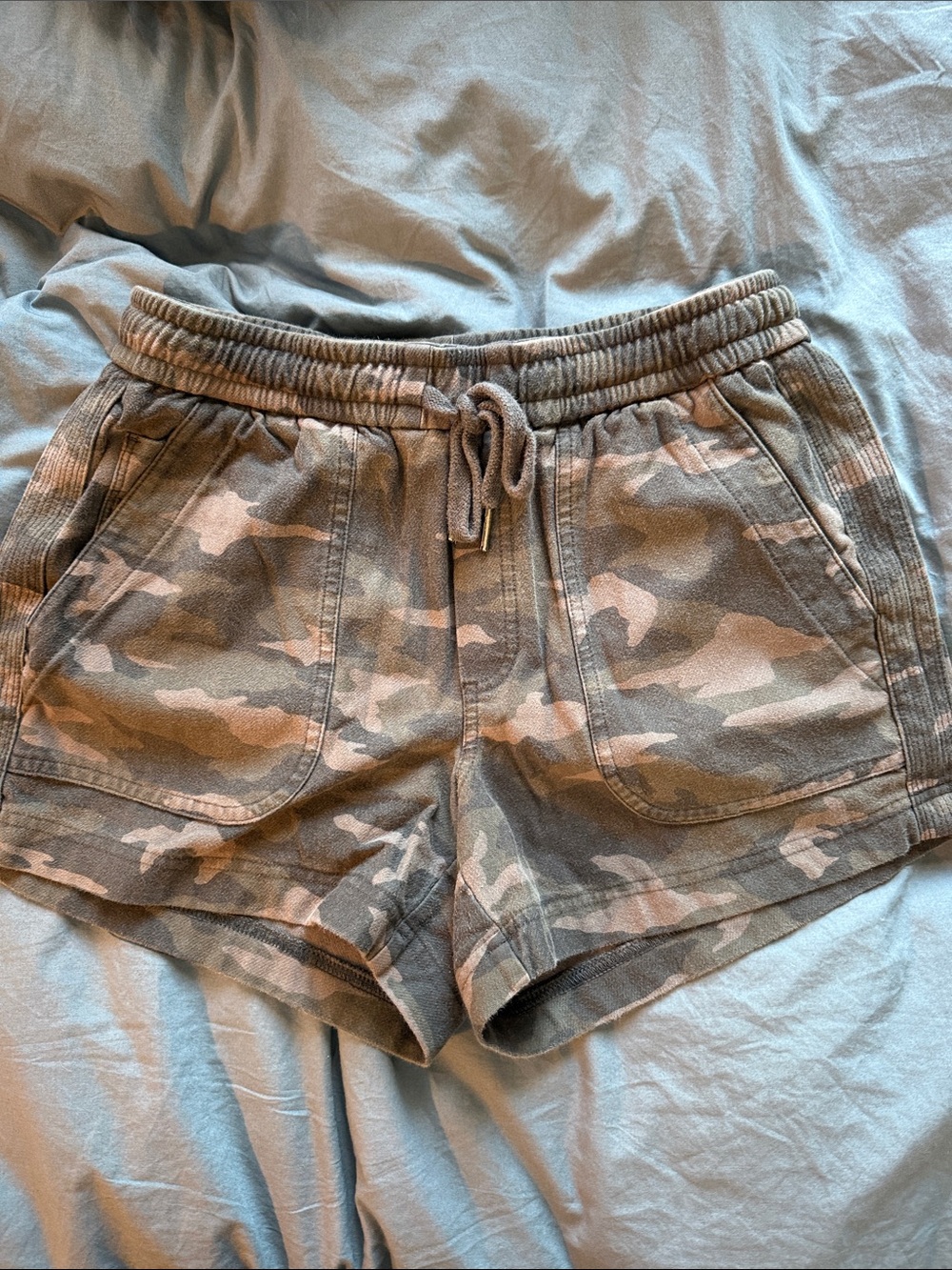 Athleta Women's Farallón Short Camo Drawstring Athletic Shorts - Olive/Beige